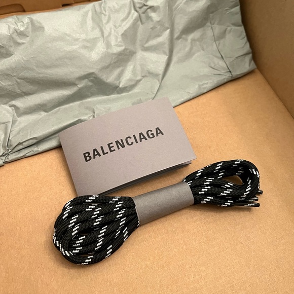 NEW Balenciaga Triple S Sneakers Women's Size 8 US/38 European - Picture 6 of 8